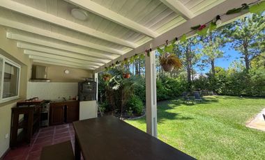 Pinamar, venta de casa en barrio La Herradura con seguridad las 24 hs