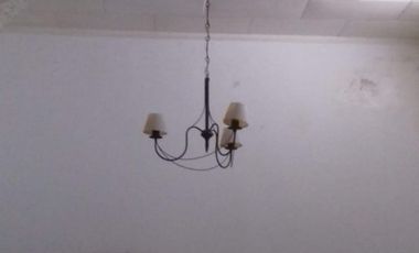 Casa centrica con 4 dormitorios, patio, pileta y quincho.