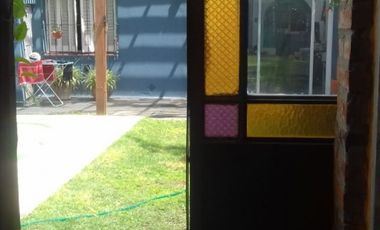 Casa centrica con 4 dormitorios, patio, pileta y quincho.