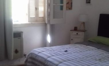 Casa centrica con 4 dormitorios, patio, pileta y quincho.