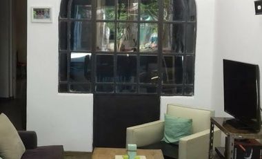 Casa centrica con 4 dormitorios, patio, pileta y quincho.