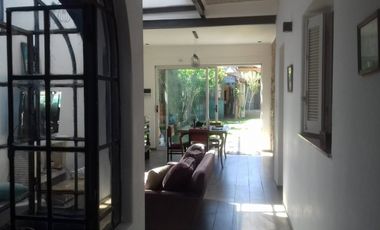 Casa centrica con 4 dormitorios, patio, pileta y quincho.