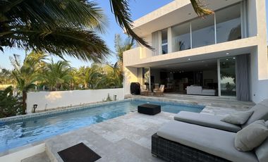 Casa Frente al Mar en San Crisanto, 50 Metros de Playa Privada.