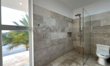 Casa Frente al Mar en San Crisanto, 50 Metros de Playa Privada.