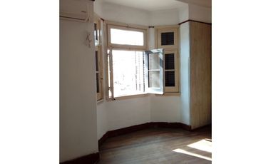 Casa de 2 dormitorios al frente con local, Bv. Rondeau 747