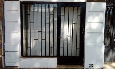 Casa de 2 dormitorios al frente con local, Bv. Rondeau 747