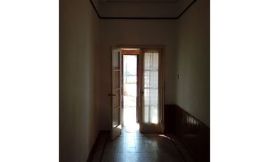Casa de 2 dormitorios al frente con local, Bv. Rondeau 747