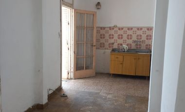 Casa de 2 dormitorios al frente con local, Bv. Rondeau 747