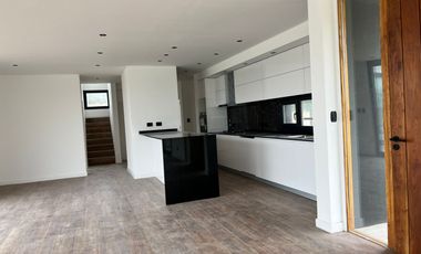 CASA A ESTRENAR 5 AMB. FRENTE A LA LAGUNA-  BARRIO PRIVADO RUMENCO JOVEN