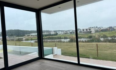 CASA A ESTRENAR 5 AMB. FRENTE A LA LAGUNA-  BARRIO PRIVADO RUMENCO JOVEN