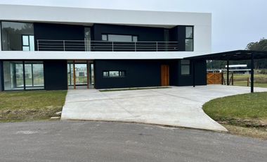 CASA A ESTRENAR 5 AMB. FRENTE A LA LAGUNA-  BARRIO PRIVADO RUMENCO JOVEN