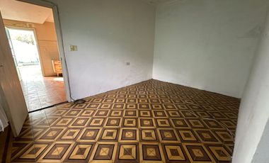 BAJO SU PRECIO!! RAWSON E ITALIA  CASA 3 AMB. CON PATIO Y ENTRADA AUTO