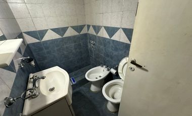 BAJO SU PRECIO!! RAWSON E ITALIA  CASA 3 AMB. CON PATIO Y ENTRADA AUTO