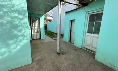 BAJO SU PRECIO!! RAWSON E ITALIA  CASA 3 AMB. CON PATIO Y ENTRADA AUTO