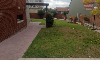 Â¡PECIO REBAJADO! **MAGNIFICO CHALET 6 AMBIENTES, CON DOS LOTES UNIFICADOS, SOBRE AV. EDISON, EN COLINAS DE PERALTA RAMOS**