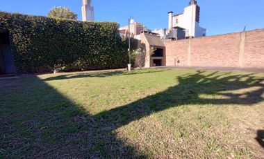 Casa de 4 dormitorios, garaje y patio.