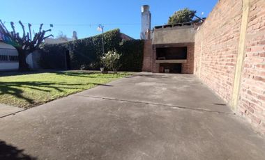 Casa de 4 dormitorios, garaje y patio.