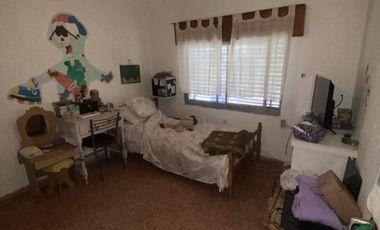 IMPORTANTE PROPIEDAD DOS CASAS CON DOS LOCALES