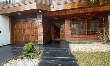 GALLARDO 800, VENTA CASA LOTE PROPIO DE CINCO AMBIENTES