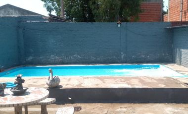 Casa en venta, 3 dormitorios, liv-comedor, cocina, baÃ±o, garage, patio y pileta de natacion.