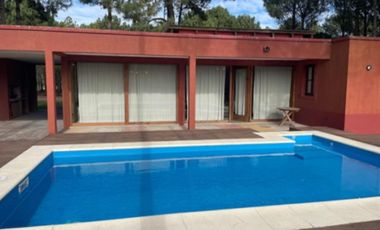 Vendo casa estilo campo en Pinamar Fragata Libertad con vista a la Isla del Golf y piscina