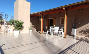 Amplia casa ubicada cobre calle Bme. Mitre