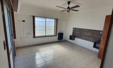 CASA 4 AMBIENTES CON PARQUE Y GARAJE EN MIRAMAR