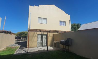 DUPLEX 3 AMBIENTES CON PARQUE Y ENTRADA PARA AUTO EN MIRAMAR. APTO CREDITO