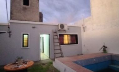 CASA CON PILETA EN BARRIO CON SEGURIDAD, VILLA ESQUIU!!!!