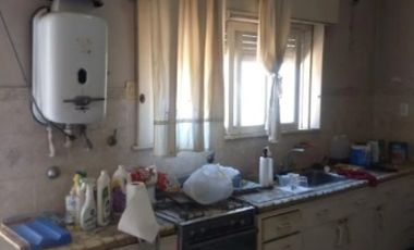 CASA TIPO CHALET DE 3 AMBIENTES CON FONDO LIBRE.