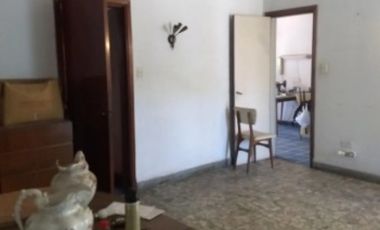 CASA TIPO CHALET DE 3 AMBIENTES CON FONDO LIBRE.