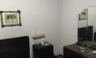 CASA TIPO CHALET DE 3 AMBIENTES CON FONDO LIBRE.