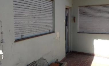 CASA TIPO CHALET DE 3 AMBIENTES CON FONDO LIBRE.