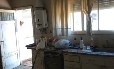 CASA TIPO CHALET DE 3 AMBIENTES CON FONDO LIBRE.