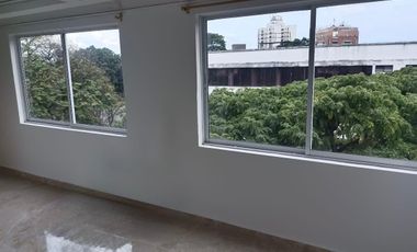 Se alquila Apartaestudio Norte en Av Sexta. Piso 4 Santa Mónica
