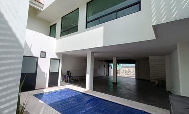 Casa en venta con tres recamaras, roof garden y alberca en Ocotlán, Tlaxcala