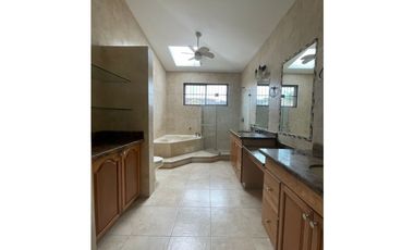 ALQUILER DE CASA EN CLAYTON - PH EMBASSY GARDEN