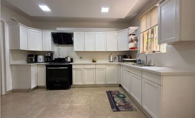 ALQUILER DE CASA EN CLAYTON - PH EMBASSY GARDEN