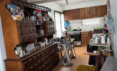 CASA DE 3 AMBIENTES CON GARAJE DOBLE Y DEPARTAMENTO DE 2 AMBIENTES. VENDE Y FINANCIA