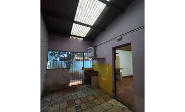 CASA EN ESQUINA ZONA SANTA CATALINA Y SANTA CRUZ