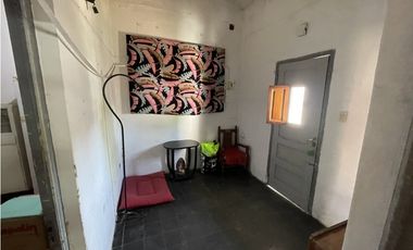 CASA EN VENTA a RECICLAR - OPORTUNIDAD - MUY BUENA UBICACIÓN