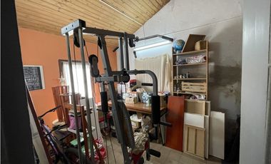 CASA EN VENTA a RECICLAR - OPORTUNIDAD - MUY BUENA UBICACIÓN