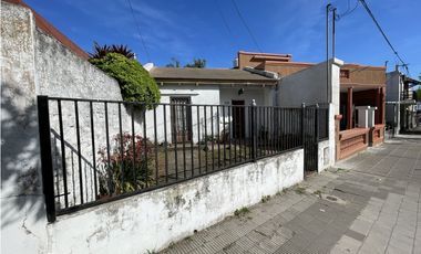 CASA EN VENTA a RECICLAR - OPORTUNIDAD - MUY BUENA UBICACIÓN