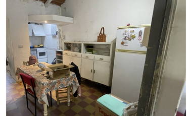 CASA EN VENTA a RECICLAR - OPORTUNIDAD - MUY BUENA UBICACIÓN