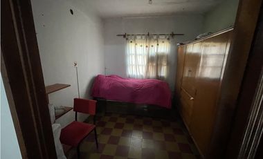CASA EN VENTA a RECICLAR - OPORTUNIDAD - MUY BUENA UBICACIÓN