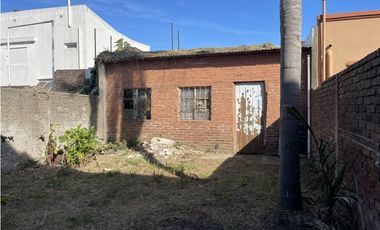 CASA EN VENTA a RECICLAR - OPORTUNIDAD - MUY BUENA UBICACIÓN