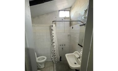 CASA EN VENTA a RECICLAR - OPORTUNIDAD - MUY BUENA UBICACIÓN