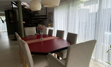 Casa estilo moderno 5 amb. c/ gran parque en el corazon del barrio z/Caisamar