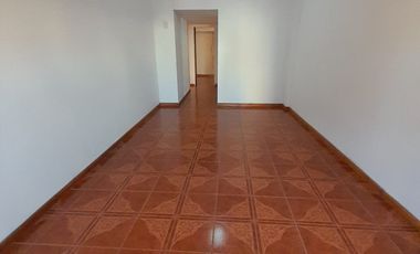 DEPARTAMENTO 2 AMB AL FRENTE, CON BALCON A LA CALLE - ZONA: BALVANERA - CABA