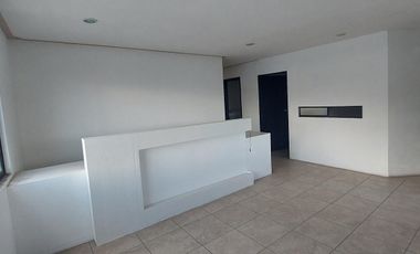 Plaza comercial funcionando, en excelente ubicación